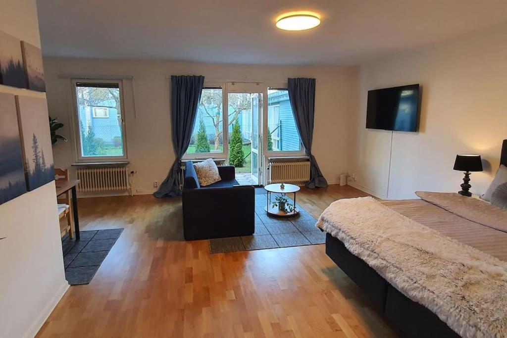 Apartment With Garden Near Metro! Estocolmo Exterior foto